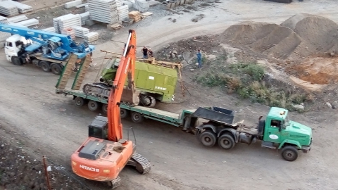 В Саратове на стройплощадке опрокинулся тягач