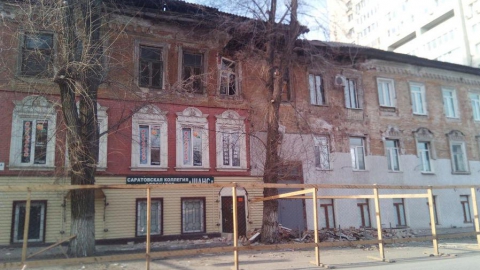 Разваливающийся дом в центре Саратова до сих пор опасен