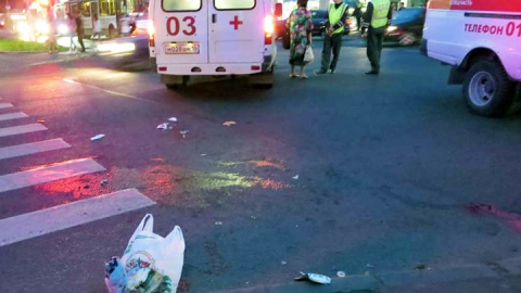 Водитель ВАЗа сбил двух пешеходов на ночном перекрестке