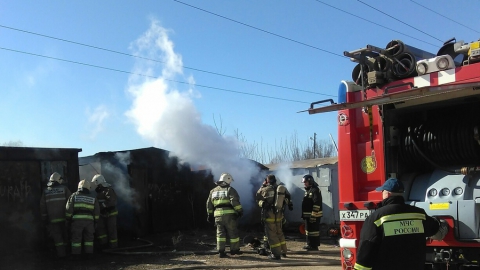 Машина вместе с гаражом сгорела в Балашове