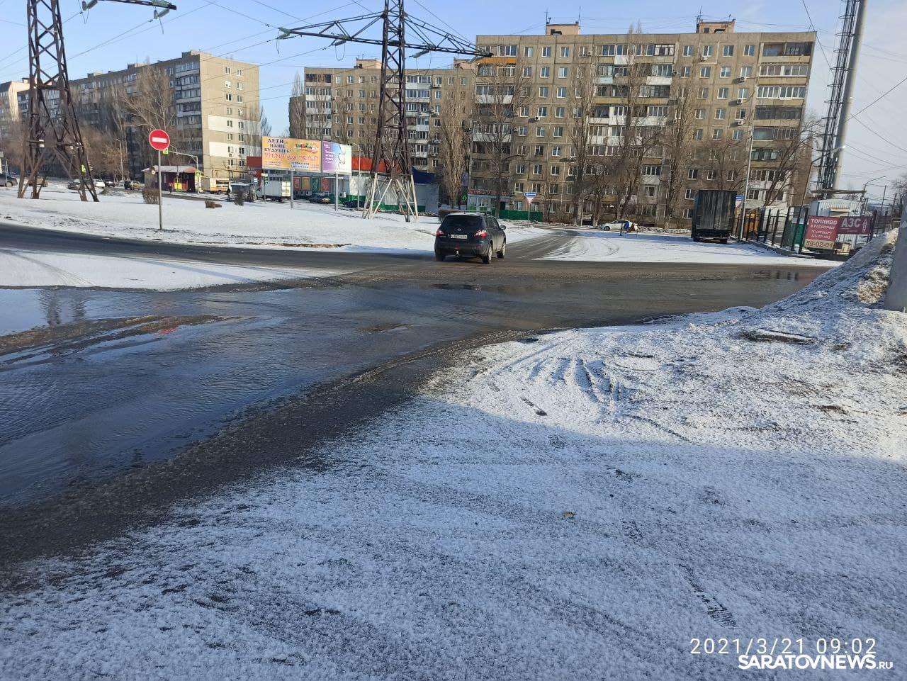 На Тархова в Саратове фонтан холодной воды заливает улицу| ВИДЕО – Новости  Саратова сегодня – Saratovnews.ru