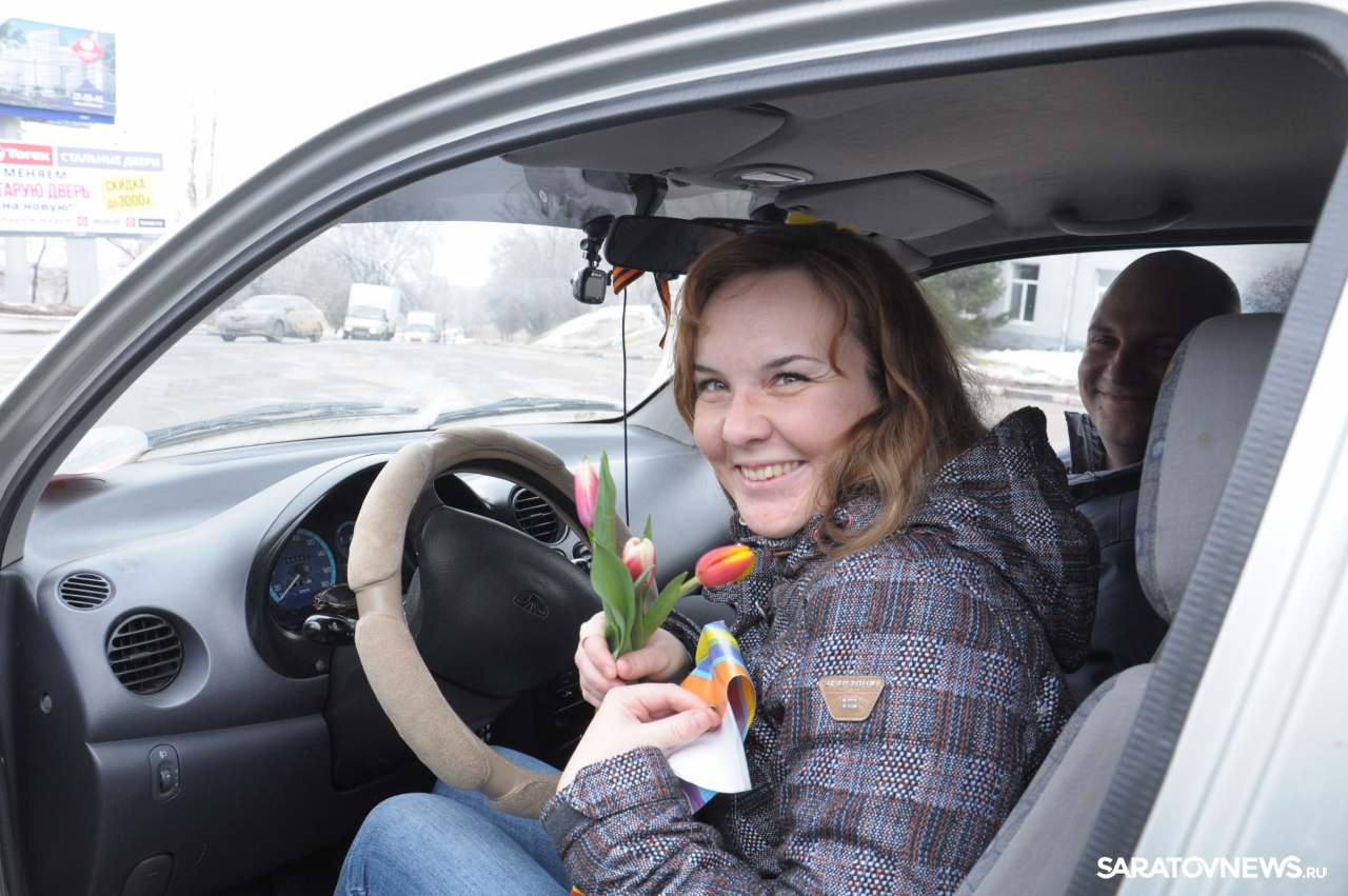 Номера женщин для общения. Девушка водитель с цветами. Женщина водитель группа б. Поделки для женщин водителей с 8 мартом.