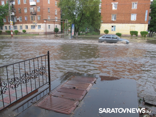 Химик энгельс. Энгельс поселок Химиков. Энгельс затопило. Дождь в Энгельсе. Энгельс потоп на 8 квартале.