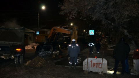 Авария на теплосетях в центре Саратова. Тепло обещают дать в 6-8 часов утра