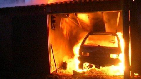 Гараж и две машины сгорели в Саратове