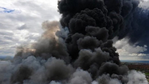 На Малой Елшанской горела огромная куча мусора
