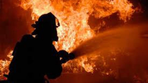 Пожарные эвакуировали двух детей из горящего дома