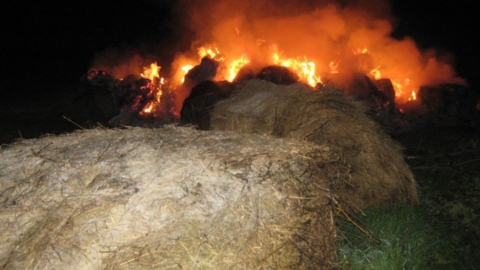 Ночью сгорело восемь тонн сена