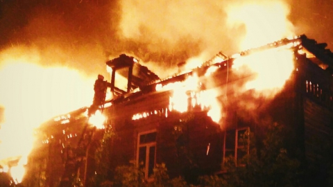 Два человека погибли, еще один сильно обгорел на ночном пожаре в Саратове