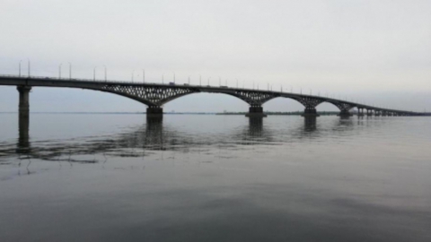 Мужчина повис на проводах на мосту Саратов-Энгельс