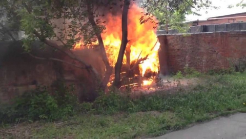 Под утро в Саратове огонь уничтожил гараж