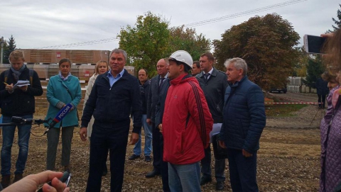 Погода в романовке саратовской. Романовка Саратовская область Володин. Саратовская область Романовка Володин Вячеслав Леонтьевич. Глава поселка Романовка. Больница в Романовке Саратовской области.