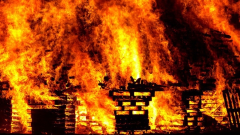 Дом с двумя сараями чуть не сгорел в Кировском районе Саратова