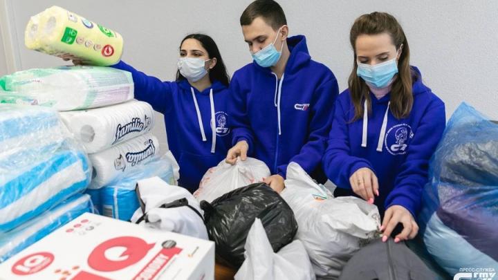 Волонтеры СГТУ передают в пункты сбора гуманитарной помощи «Единой России» продукты и вещи беженцам из ДНР и ЛНР