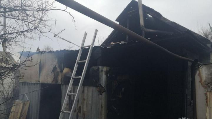 На пожаре в Пугачёвском поселке Саратова погиб неизвестный