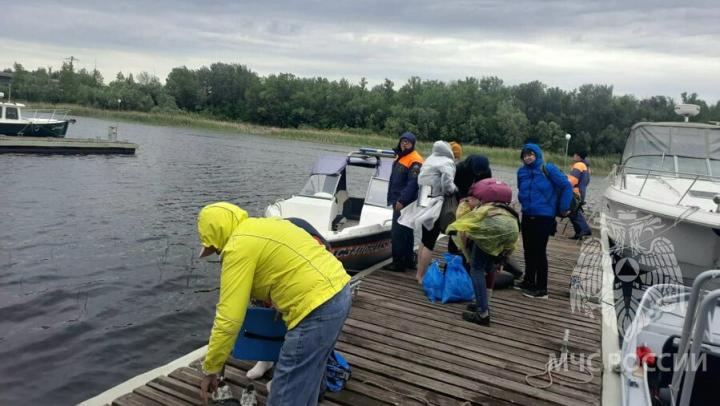 В непогоду с острова в Энгельсском районе эвакуировали 8 байдарочников