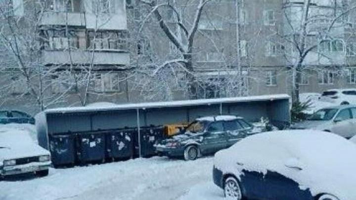 Саратовский регоператор фиксирует массовые нарушения правил парковки у контейнерных площадок