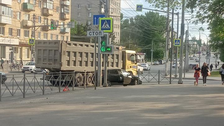 Грузовик притёр легковушку на перекрестке в Заводском районе Саратова