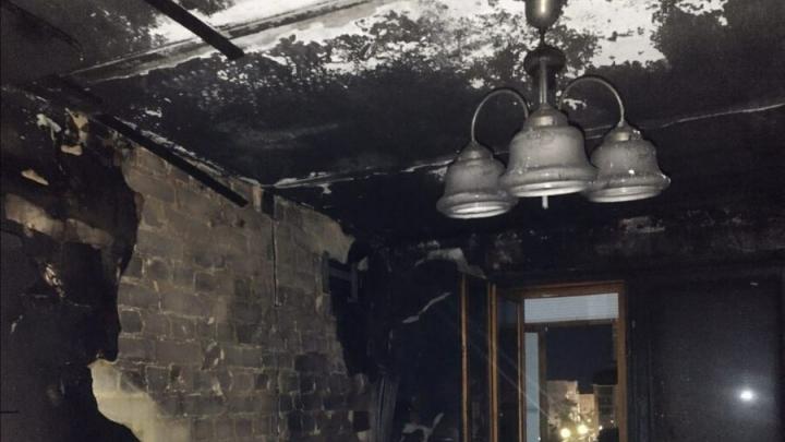 На пожаре в саратовской десятиэтажке погибла пожилая женщина