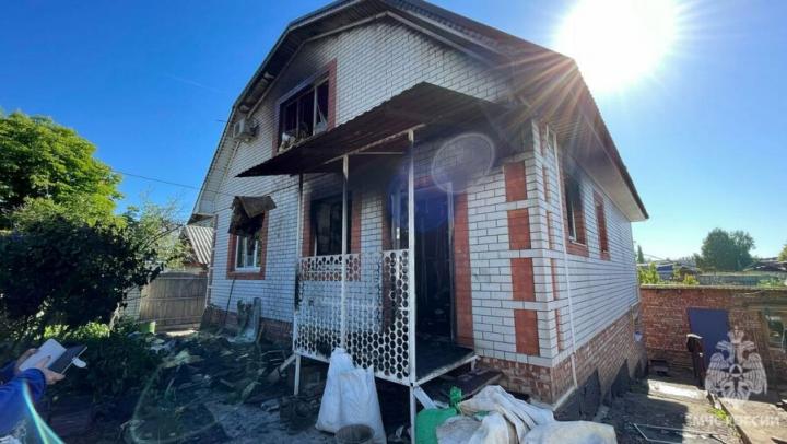 В Балакове мужчина сам тушил пожар в доме и получил ожоги