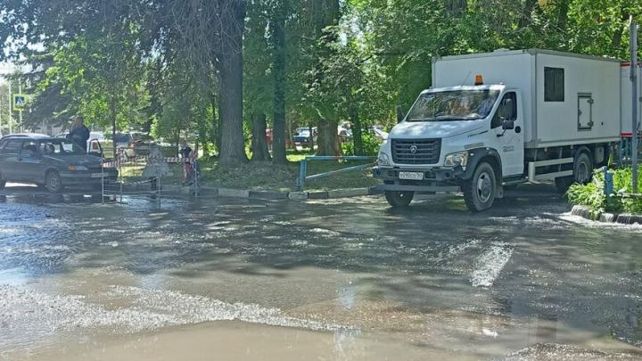 У администрации Заводского района Саратова хлещет вода