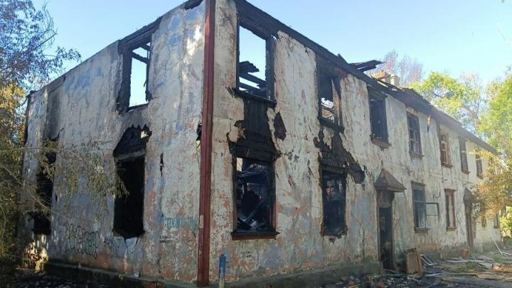 В Балакове сгорел очередной расселенный дом