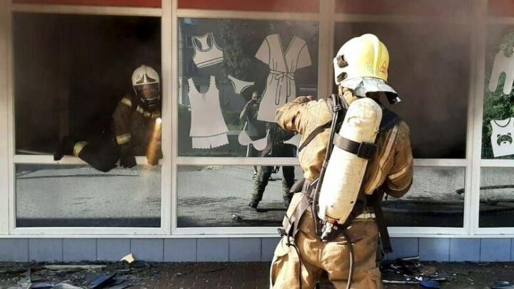 В Балакове горел магазин в пятиэтажке: эвакуировали 28 жильцов