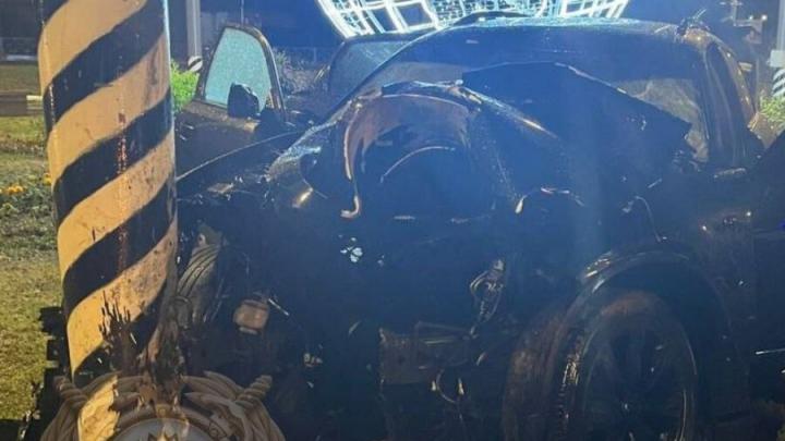 Ночью в Энгельсе иномарка врезалась в столб: погиб водитель