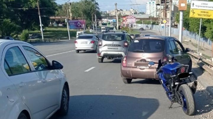 На путепроводе в Заводском районе Саратове перевернулся мотоциклист