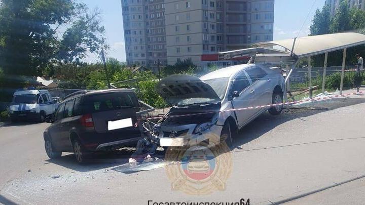 Автоледи протаранила остановку и иномарку в Заводском районе Саратова