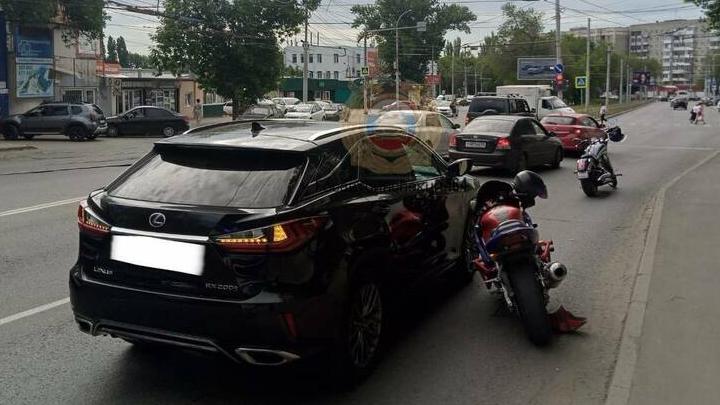 В Саратове мотоциклист сбил женщину и въехал в Lexus