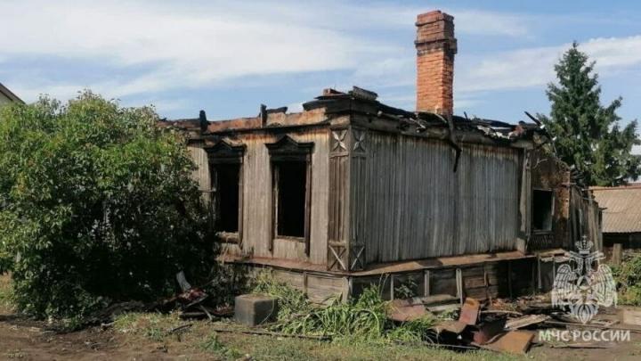 Из-за замыкания проводки после дождя в саратовском селе сгорел дом