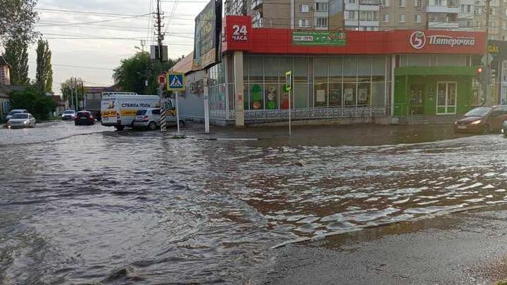 В Энгельсе затопило несколько перекрестков