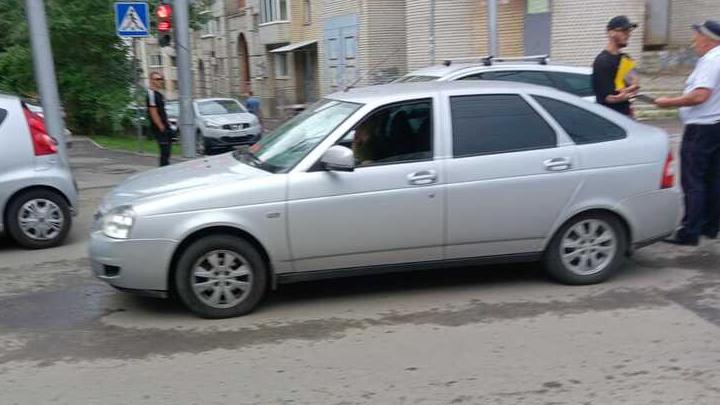 На улице Чернышевского в Саратове столкнулись две легковушки