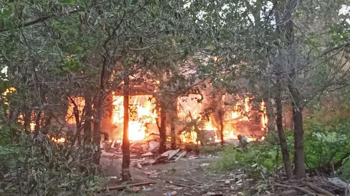 В Балаково продолжают гореть расселенные дома