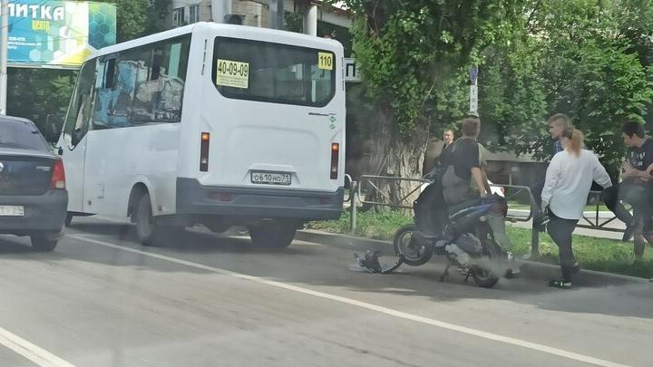 Скутер врезался в маршрутку на Чернышевского в Саратове