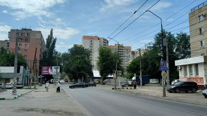 В Энгельсе ураган погнул столбы