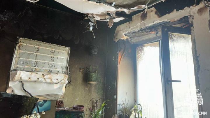 В Татищеве пожарные вынесли мужчину из горящей квартиры
