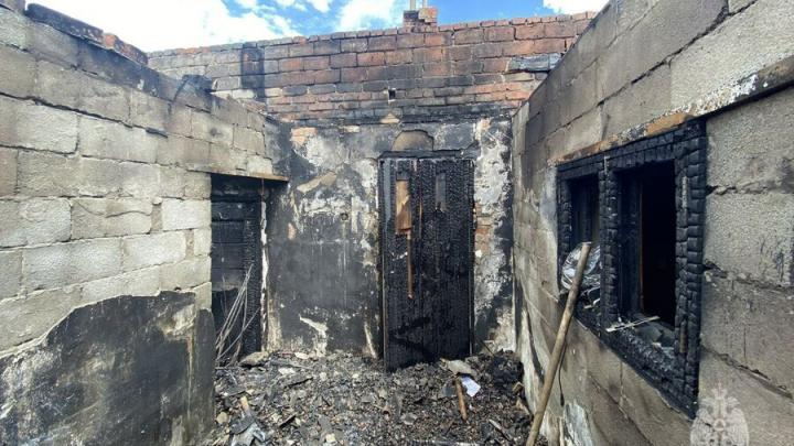 В саратовском поселке сгорели дом и два автомобиля