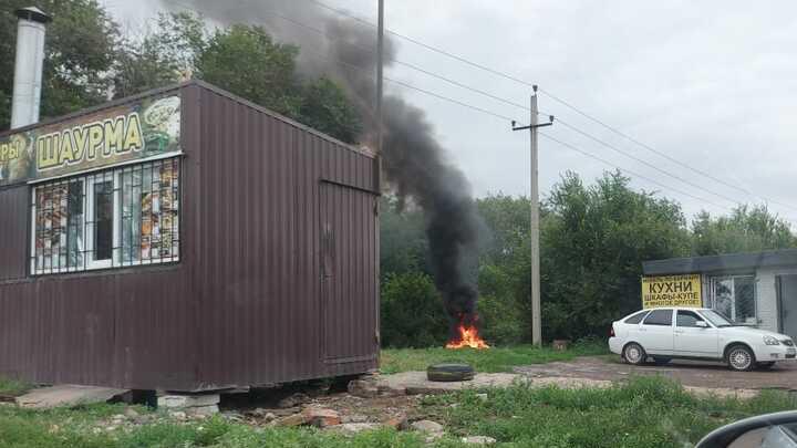 На окраине Энгельса развели костер в лесополосе