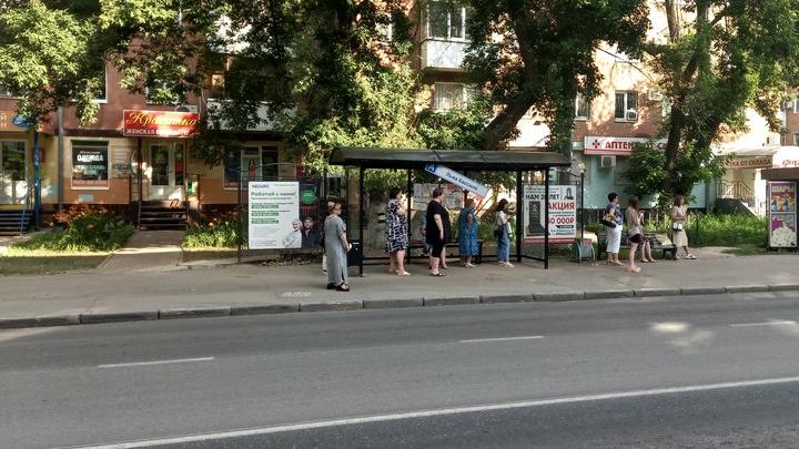 В Энгельсе вандалы испортили автобусную остановку