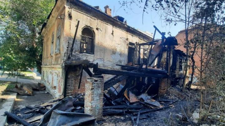 Ночью на Мичурина в Саратове горели два старинных дома
