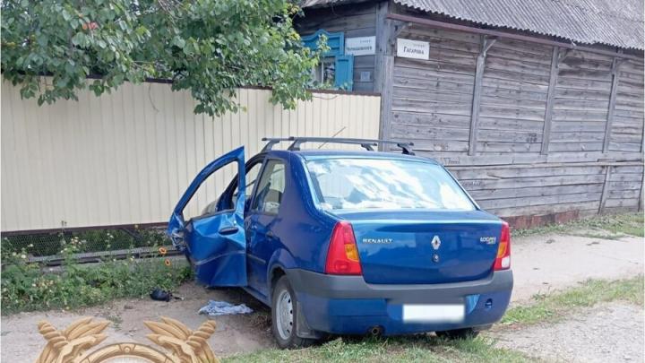 Легковушка отлетела в забор после столкновения с трактором в Балакове
