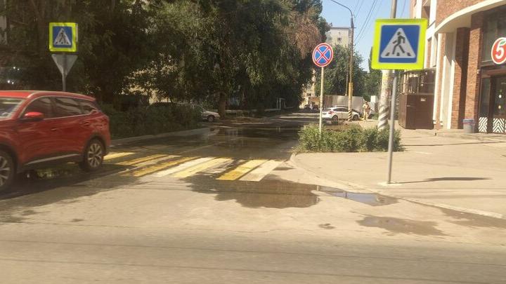 В центре Энгельса канализация затапливает улицы