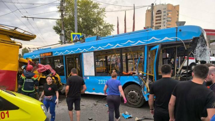 В Саратове в ДТП попал троллейбус