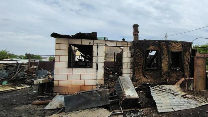 В Саратове огонь уничтожил частный дом