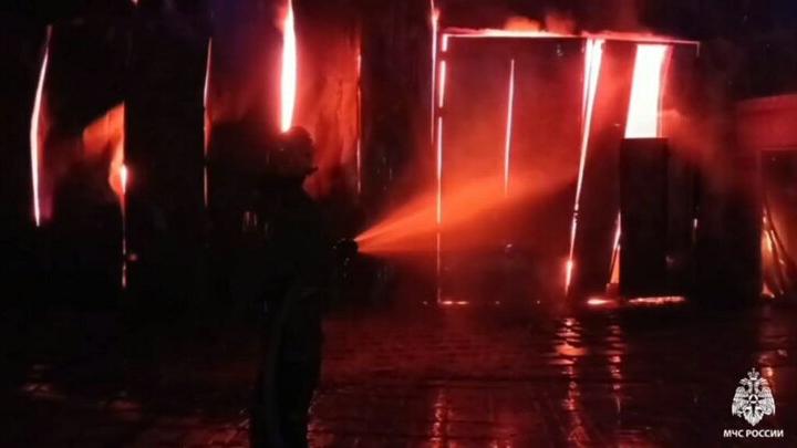 В Саратове горит станция техобслуживания