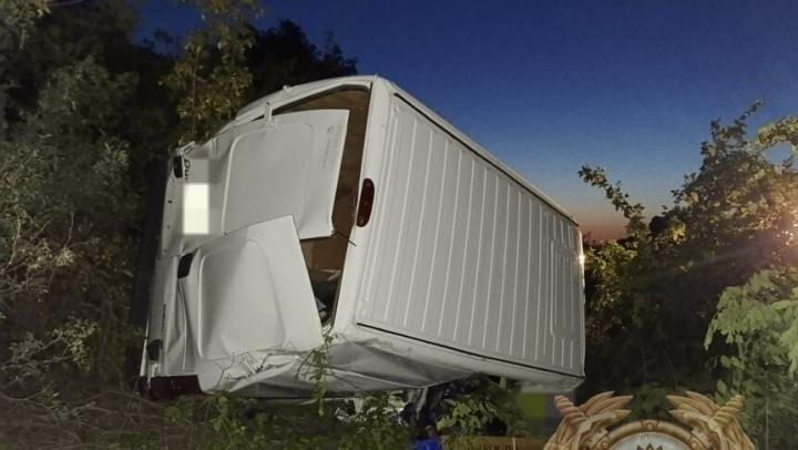 В Балашовском районе перевернулся фургон: водитель погиб