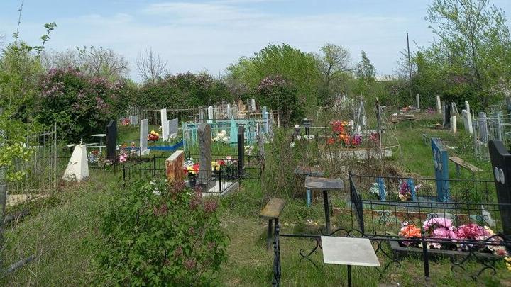 Вандалы зверски уничтожили могилы в Балаковском районе