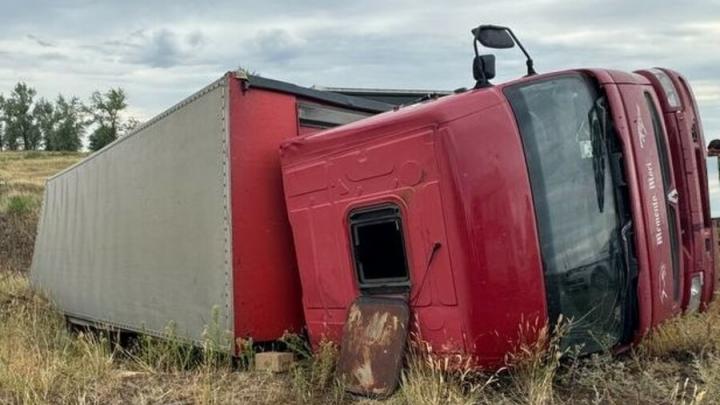 В Марксовском районе перевернулся грузовик с молодым водителем